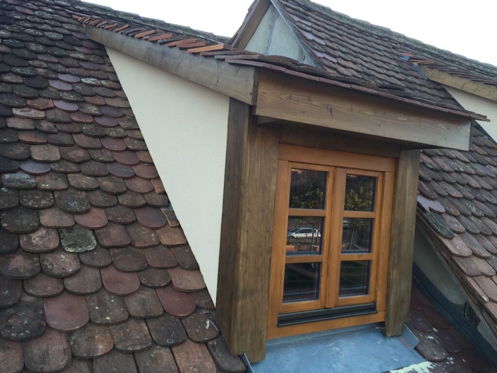 Création de lucarne chien-assis avec fenêtre bois sur toiture en périmètre historique à Riquewihr, près de Colmar