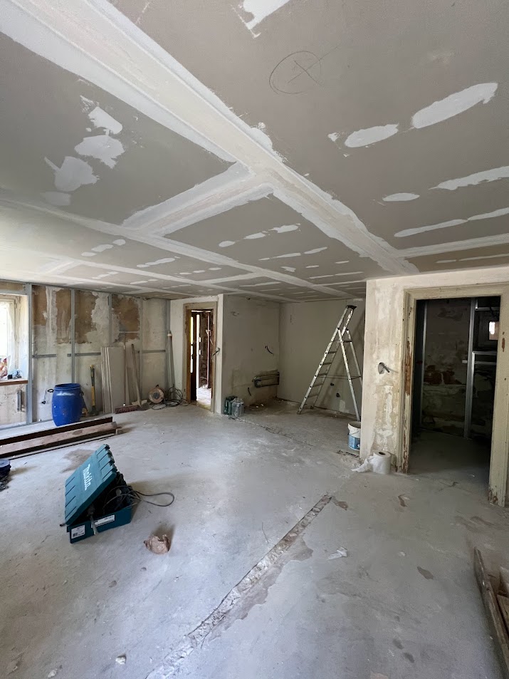 Rénovation clé en main d’un appartement ancien avec travaux de plâtrerie et isolation intérieure avec finition peinture à Kiffis dans le Haut-Rhin