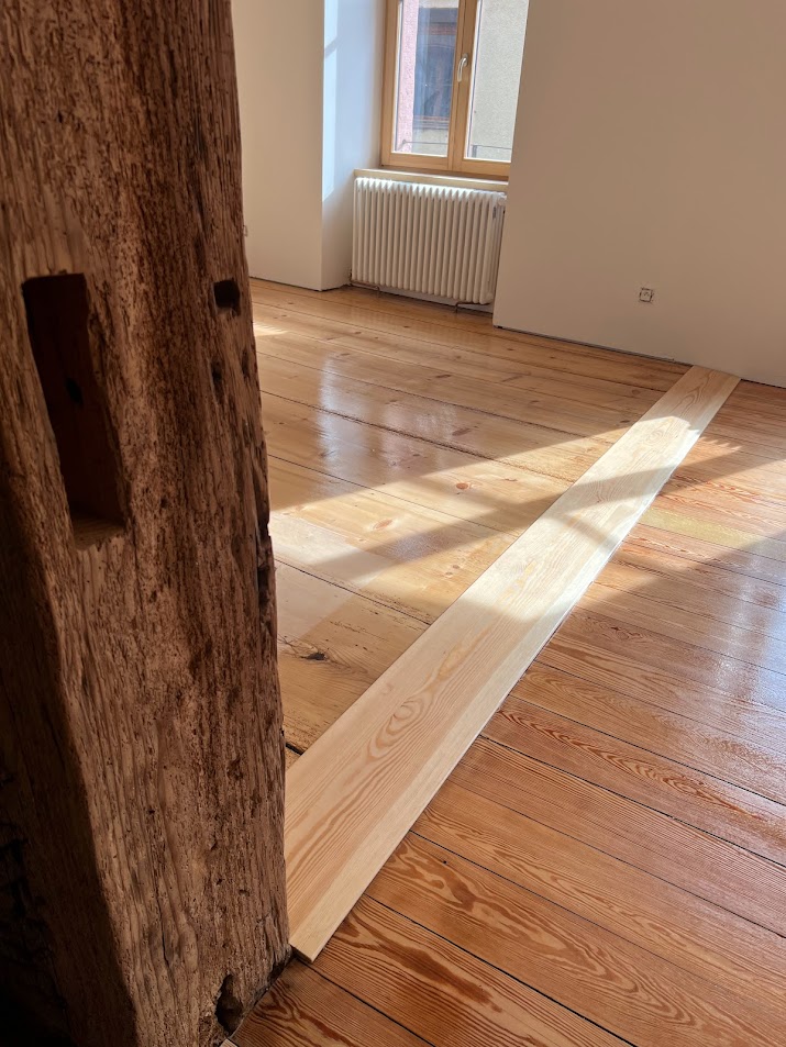 Démolition d’un mur à colombage entre deux pièces, rénovation du plancher bois en sapin à Hunawihr, près de Ribeauvillé