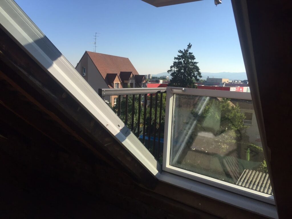 Installation d’un balcon sur le toit avec la pose d’une fenêtre de toit type verrière Velux à Hésingue, près de Saint-Louis dans le Haut-Rhin