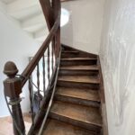 Rénovation d’une cage d’escalier avec escalier bois et remise en peinture des murs du couloir d’une maison ancienne à Habsheim, à côté de Mulhouse