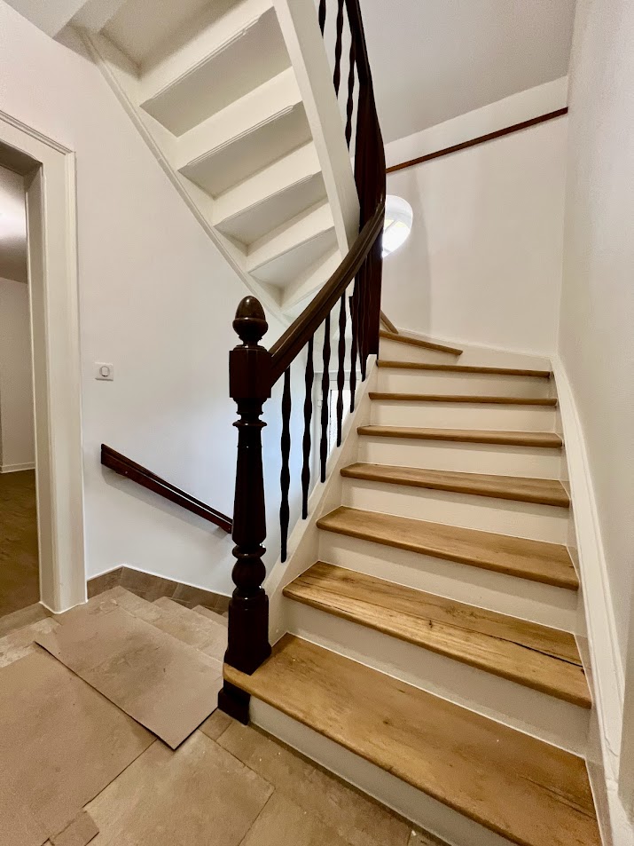 Rénovation d’une cage d’escalier avec escalier bois et remise en peinture des murs du couloir d’une maison ancienne à Habsheim, à côté de Mulhouse