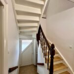 Rénovation d’une cage d’escalier avec escalier bois et remise en peinture des murs du couloir d’une maison ancienne à Habsheim, à côté de Mulhouse