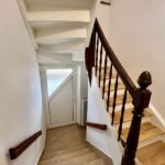 Rénovation d’une cage d’escalier avec escalier bois et remise en peinture des murs du couloir d’une maison ancienne à Habsheim, à côté de Mulhouse