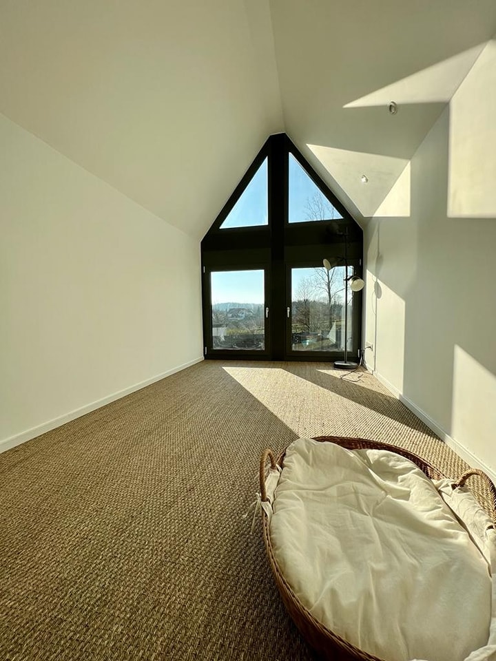 Aménagement d’une mezzanine, isolation de la toiture et création d’un bureau avec finitions peinture et jonc de mer à Zimmersheim, à côté de Riedisheim