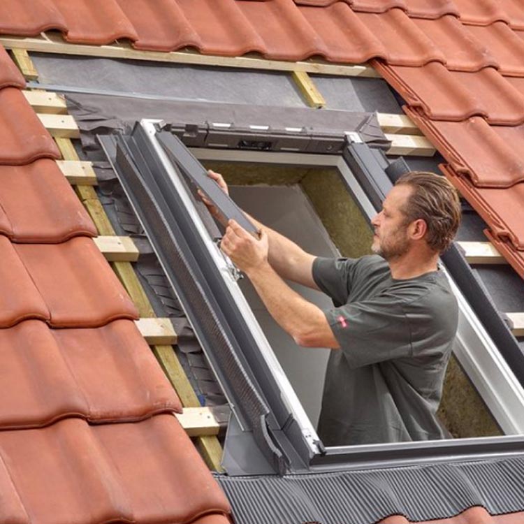 Installation de fenêtre de toit velux avec volet solaire en toiture à Kembs à côté de Mulhouse