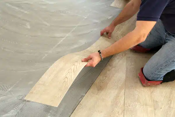 Réalisation d’un revêtement de sol PVC type imitation parquet bois sur chape liquide à Kembs à côté de Mulhouse