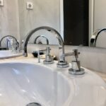 Bien aménager une salle de bain sous pente : astuces et conseils pratiques